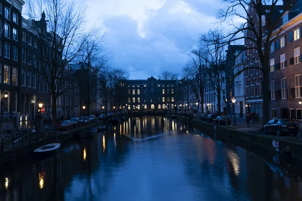 Amsterdam Holandia Lutego 2020 Średniowieczne Kanały Miejskie Przecinają Centrum Miasta — Zdjęcie stockowe