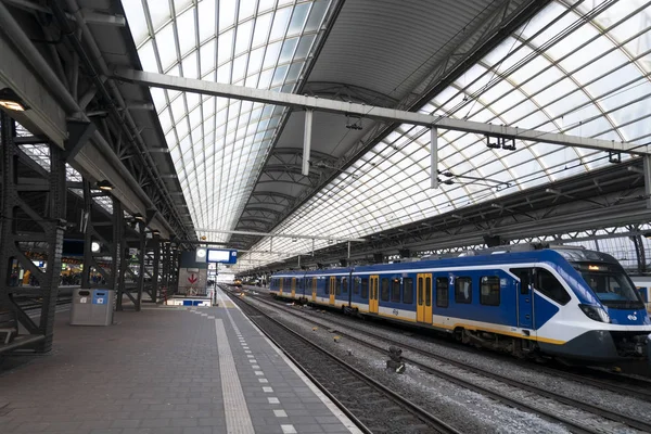 Amsterdam Nederländerna Februari 2020 Centralstationen Den Medeltida Stadskärnan Lämnar Idag — Stockfoto