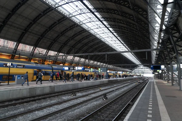 Amsterdam Holandia Lutego 2020 Dworzec Centralny Średniowieczne Centrum Miasta Pozostawiając — Zdjęcie stockowe