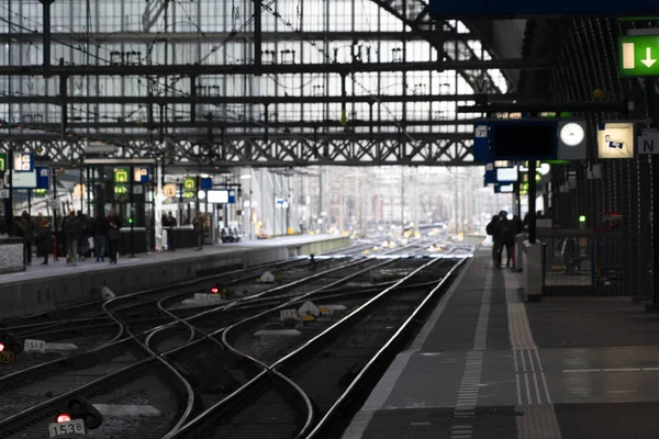Amsterdam Nederländerna Februari 2020 Centralstationen Den Medeltida Stadskärnan Lämnar Idag — Stockfoto