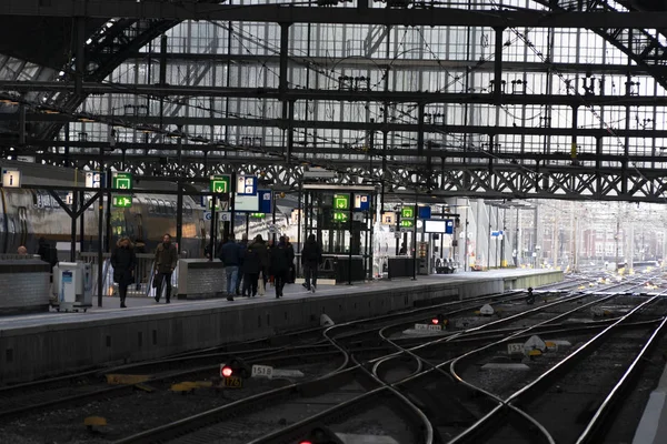 Amsterdam Nederländerna Februari 2020 Centralstationen Den Medeltida Stadskärnan Lämnar Idag — Stockfoto