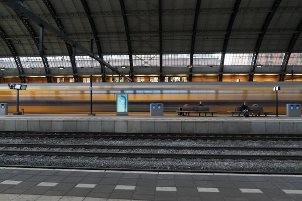 Amsterdam Nederländerna Februari 2020 Centralstationen Den Medeltida Stadskärnan Lämnar Idag — Stockfoto