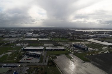Amsterdam, Hollanda - 26 Şubat 2020 - Schipol havaalanı hava manzaralı panorama. Havaalanı Avrupa 'nın en çok trafiği olan havaalanıdır.