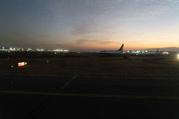 日の出時のメキシコ市空港運営 — ストック写真