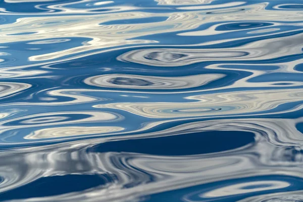 海水颜色的自然形状蓝色海光反射纹理背景 — 图库照片