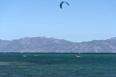 La Ventana, Meksika - 16 Şubat 2020 - İngilizce 'de La Ventana Pencere Sahili Amerikan uçurtma sörfçüleri için süper eğlencelidir