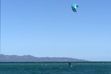 La Ventana, Meksika - 16 Şubat 2020 - İngilizce 'de La Ventana Pencere Sahili Amerikan uçurtma sörfçüleri için süper eğlencelidir