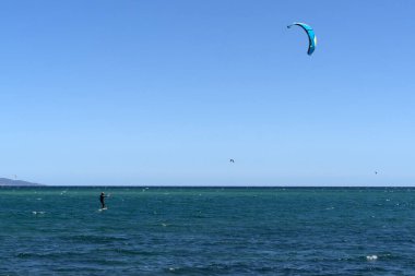 La Ventana, Meksika - 16 Şubat 2020 - İngilizce 'de La Ventana Pencere Sahili Amerikan uçurtma sörfçüleri için süper eğlencelidir