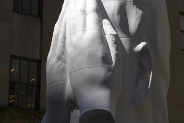 NEW YORK, ABD - 5 Mayıs 2019 - Frieze Heykel Rockefeller Center 'da sunulan bir sanat girişimidir.