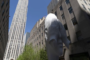 NEW YORK, ABD - 5 Mayıs 2019 - Frieze Heykel Rockefeller Center 'da sunulan bir sanat girişimidir.