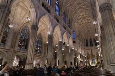 NEW YORK, ABD, 3 Mayıs 2019 - New York 'taki Saint Patrick Kilisesi İç mimari Gotik stil