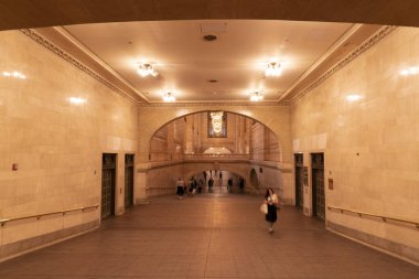 NEW YORK, ABD - 5 Mayıs 2019 - Grand Central istasyonu insan dolu. Burası en çok trafiği olan Amerikan tren istasyonlarından biri.