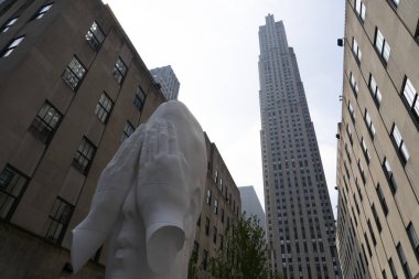 NEW YORK, ABD - 5 Mayıs 2019 - Frieze Heykel Rockefeller Center 'da sunulan bir sanat girişimidir.