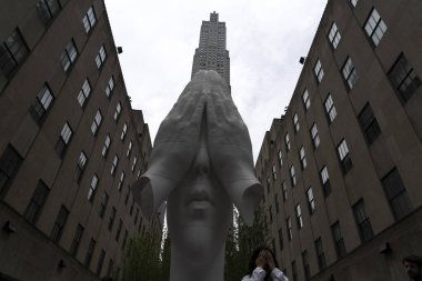 NEW YORK, ABD - 5 Mayıs 2019 - Frieze Heykel Rockefeller Center 'da sunulan bir sanat girişimidir.