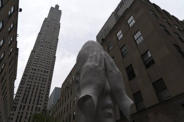 NEW YORK, ABD - 5 Mayıs 2019 - Frieze Heykel Rockefeller Center 'da sunulan bir sanat girişimidir.