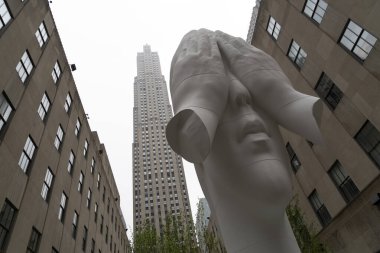 NEW YORK, ABD - 5 Mayıs 2019 - Frieze Heykel Rockefeller Center 'da sunulan bir sanat girişimidir.