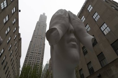 NEW YORK, ABD - 5 Mayıs 2019 - Frieze Heykel Rockefeller Center 'da sunulan bir sanat girişimidir.