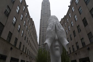 NEW YORK, ABD - 5 Mayıs 2019 - Frieze Heykel Rockefeller Center 'da sunulan bir sanat girişimidir.