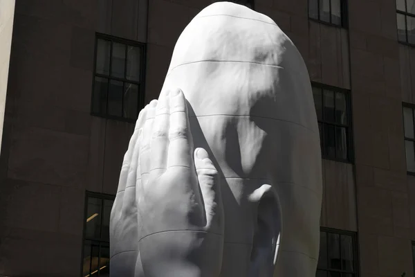 2019年5月5日 弗里兹雕塑是洛克菲勒中心的一个艺术创举 手牵着眼睛的白人是Jaume Plenary Sas — 图库照片