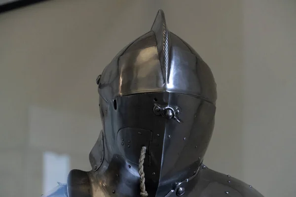 中世の鎧鉄ヘルメットの詳細を閉じる — ストック写真