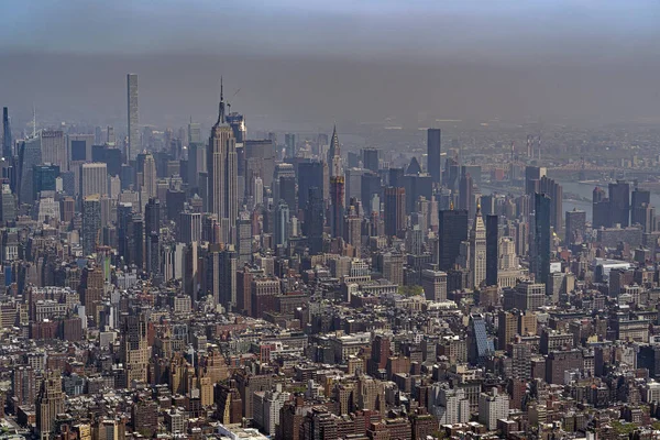 ヘリコプターからのニューヨーク市マンハッタン航空の航空写真 — ストック写真