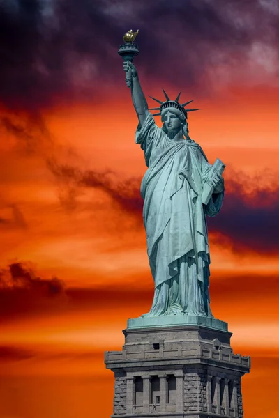 Пандемическая Болезнь Коронавируса Знак Символа Статуя Свободы Манхэттен Остров Свободы — стоковое фото