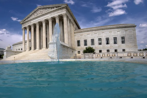ワシントンDc最高裁判所のファサード晴れた日に法律の下で平等な正義 — ストック写真