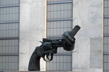 NEW YORK, ABD - 25 Mayıs 2018 - Mimar Oscar Niemeyer tarafından tasarlanan bir komplekste Birleşmiş Milletler tarafından yönetilen savaş karşıtı silah heykeli