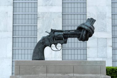 NEW YORK, ABD - 25 Mayıs 2018 - Mimar Oscar Niemeyer tarafından tasarlanan bir komplekste Birleşmiş Milletler tarafından yönetilen savaş karşıtı silah heykeli