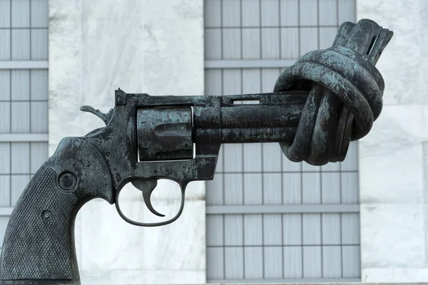 New York Usa May 2018 Knot Gun Sculpture War United — Stock Photo, Image