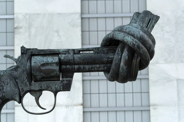 New York Usa May 2018 Knot Gun Sculture War United — стокове фото