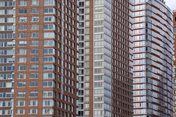 ニューヨークマンハッタンの高層ビルは窓の詳細な反射を作っています — ストック写真