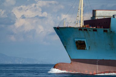 Büyük konteyner gemisi pruvayı kapatıyor.