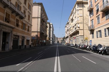 GENOA, İTALYA - 5 Nisan 2020 Coronavirüs yüzünden şehir merkezindeki sokaklar çöl.