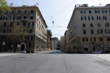 GENOA, İTALYA - 5 Nisan 2020 Coronavirüs yüzünden şehir merkezindeki sokaklar çöl.