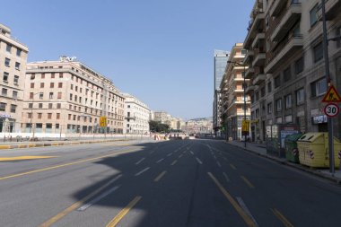 GENOA, İTALYA - 5 Nisan 2020 Coronavirüs yüzünden şehir merkezindeki sokaklar çöl.