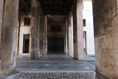 GENOA, İTALYA - 5 Nisan 2020 Coronavirüs yüzünden şehir merkezindeki sokaklar çöl.