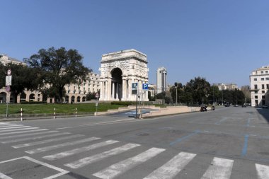 GENOA, İTALYA - 5 Nisan 2020 Coronavirüs yüzünden şehir merkezindeki sokaklar çöl.