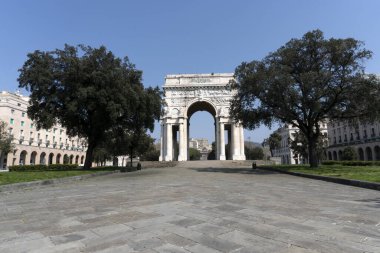 GENOA, İTALYA - 5 Nisan 2020 Coronavirüs yüzünden şehir merkezindeki sokaklar çöl.