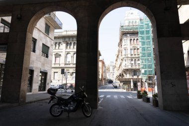 GENOA, İTALYA - 5 Nisan 2020 Coronavirüs yüzünden şehir merkezindeki sokaklar çöl.