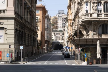 GENOA, İTALYA - 5 Nisan 2020 Coronavirüs yüzünden şehir merkezindeki sokaklar çöl.