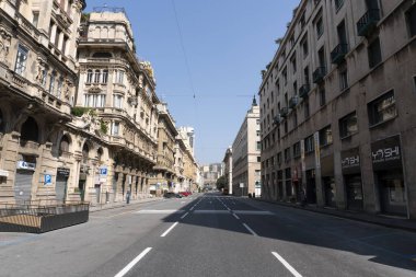 GENOA, İTALYA - 5 Nisan 2020 Coronavirüs yüzünden şehir merkezindeki sokaklar çöl.