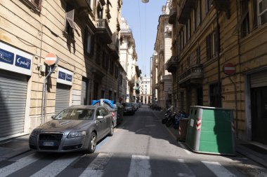 GENOA, İTALYA - 5 Nisan 2020 Coronavirüs yüzünden şehir merkezindeki sokaklar çöl.