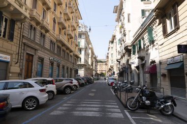 GENOA, İTALYA - 5 Nisan 2020 Coronavirüs yüzünden şehir merkezindeki sokaklar çöl.