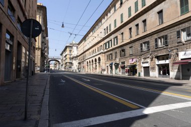 GENOA, İTALYA - 5 Nisan 2020 Coronavirüs yüzünden şehir merkezindeki sokaklar çöl.