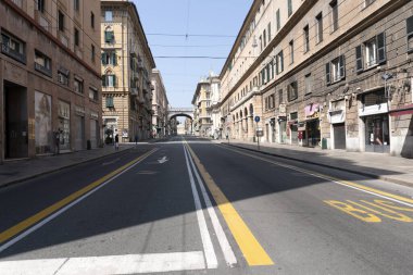GENOA, İTALYA - 5 Nisan 2020 Coronavirüs yüzünden şehir merkezindeki sokaklar çöl.