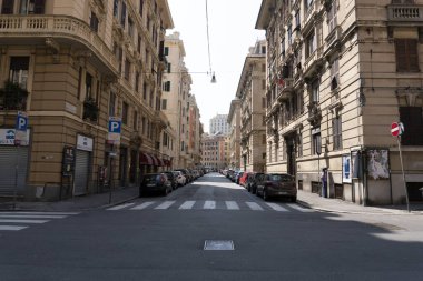 GENOA, İTALYA - 5 Nisan 2020 Coronavirüs yüzünden şehir merkezindeki sokaklar çöl.