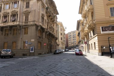 GENOA, İTALYA - 5 Nisan 2020 Coronavirüs yüzünden şehir merkezindeki sokaklar çöl.