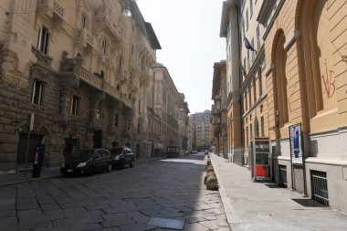 GENOA, İTALYA - 5 Nisan 2020 Coronavirüs yüzünden şehir merkezindeki sokaklar çöl.