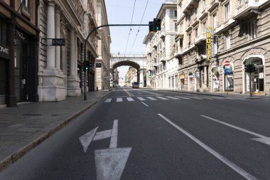 GENOA, İTALYA - 5 Nisan 2020 Coronavirüs yüzünden şehir merkezindeki sokaklar çöl.
